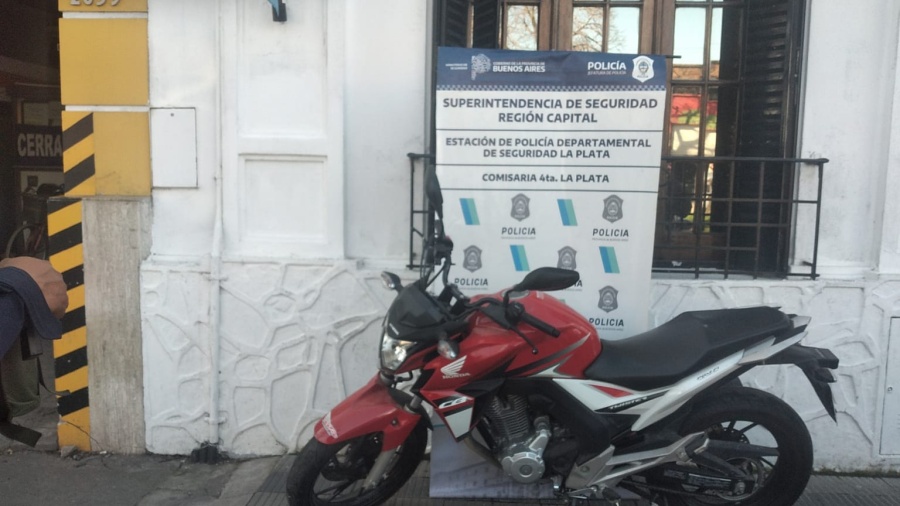 Dos hombres armados fueron detenidos por robar una moto en 15 y 37