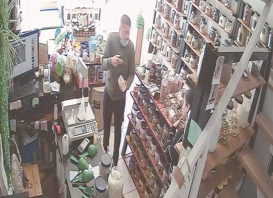 Bajo amenazas, atacaron a la empleada de una dietética en barrio Hipódromo para robarle