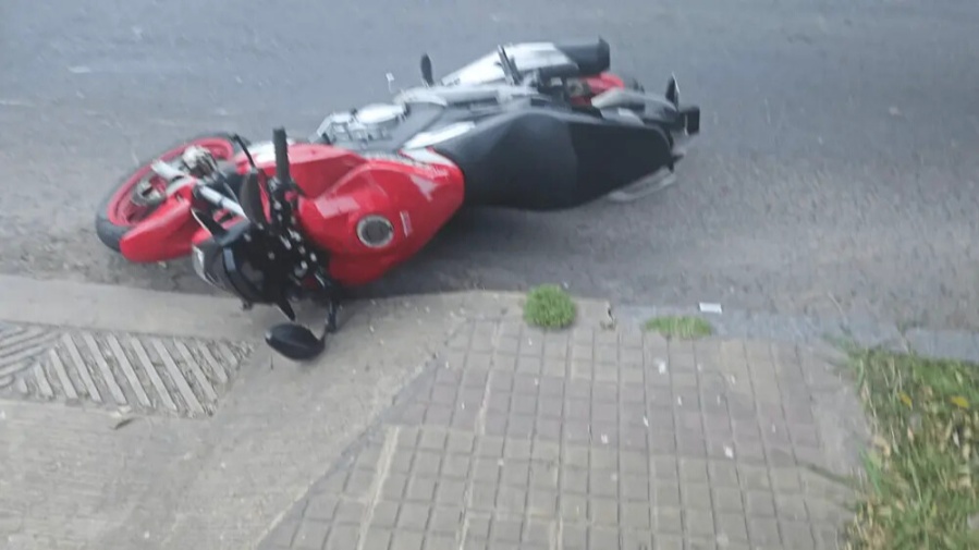 Accidente en La Plata: un joven resultó herido tras chocar con su moto contra un auto