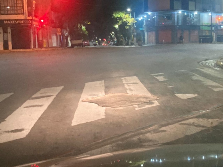 ”Pleno centro, esto es un desastre”: El enojo de un vecino de La Plata que tiene que ”convivir con baches”