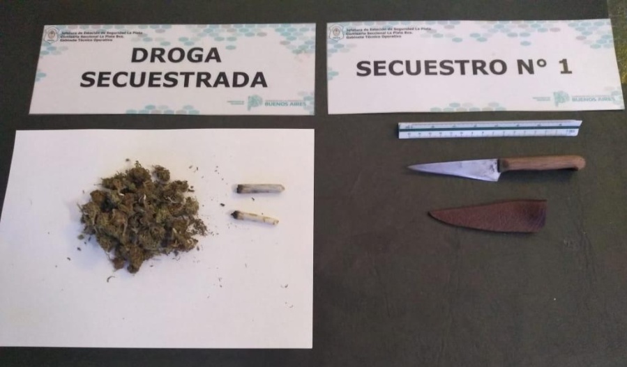 Los detuvieron en La Plata por circular en una moto robada, con drogas y un cuchillo