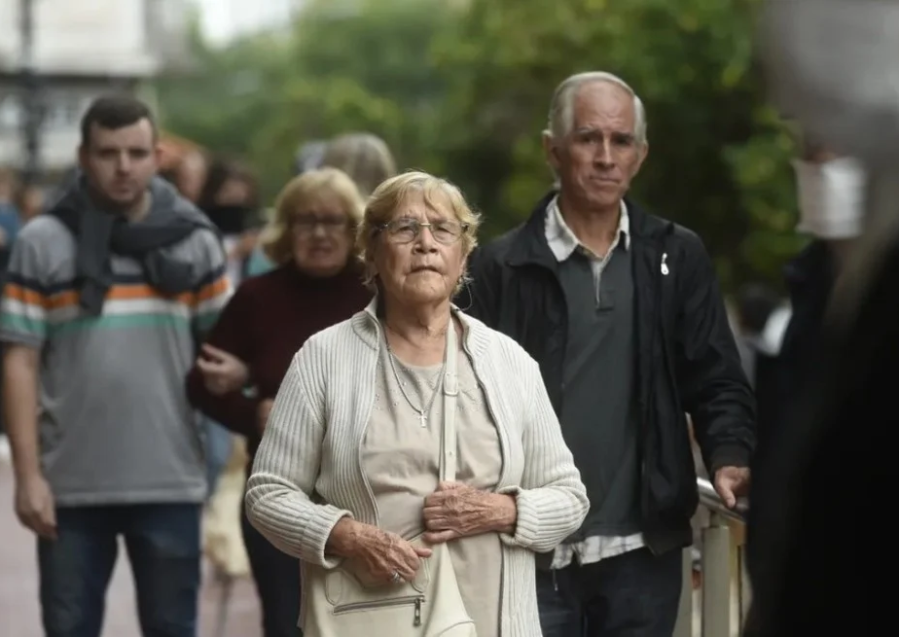 Oficializaron un aumento del 4,58% para las jubilaciones y asignaciones familiares
