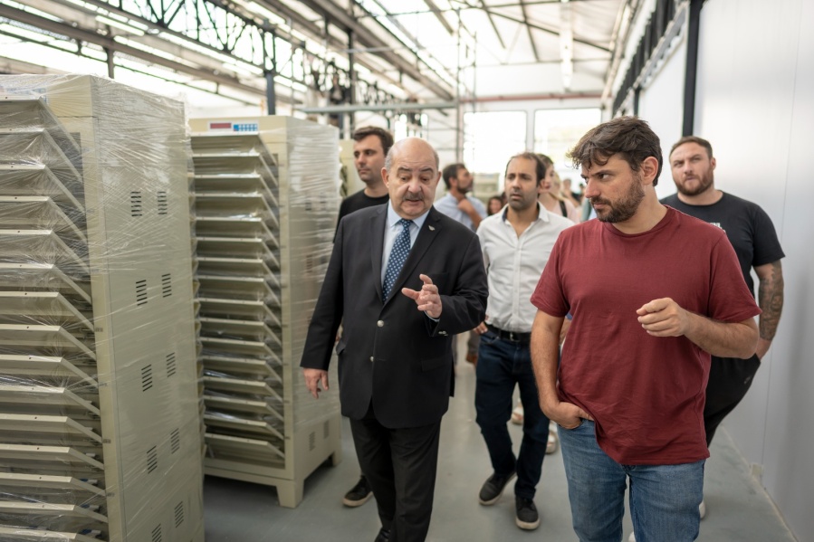 Grabois se reunió con Tauber y recorrieron la fábrica de baterías de litio de la UNLP: ”Es el modelo para frenar el saqueo”