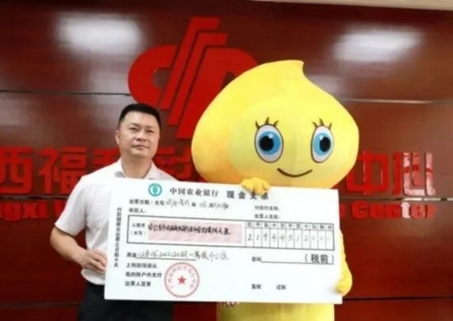 Ganó 30 millones de dólares en la lotería y fue disfrazado a retirar el premio para que su familia no se entere