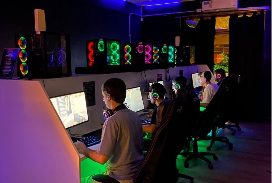 Cumplió 30 años, lo festejaron en un cyber, subieron una foto y estallaron las redes: ”Volvimos a tener 13 años”