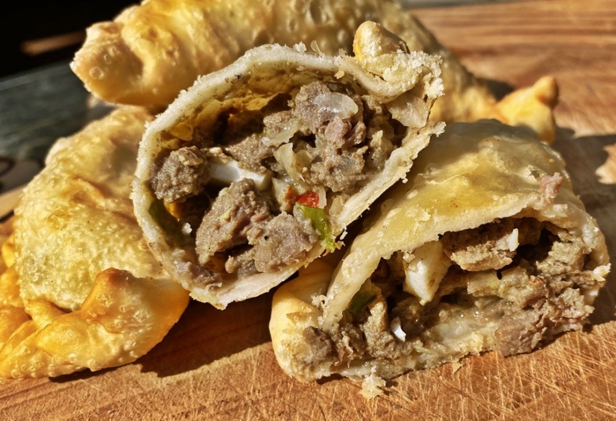 ”Empanada de carne acuchillada”, el desconcertante pedido que hizo una clienta, sorprendió a todos y se volvió viral