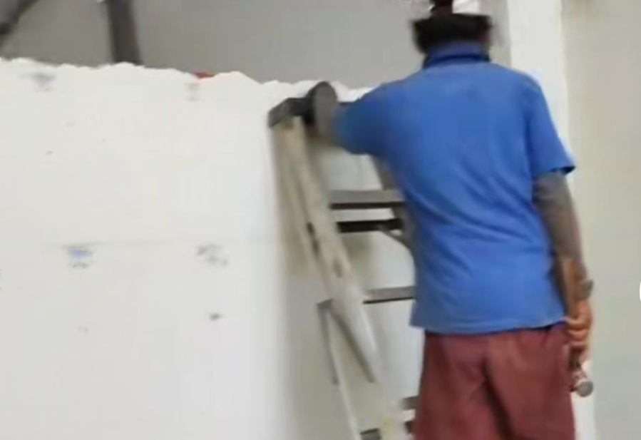 Construyó en la casa de sus suegros, se separó y decidió ”llevarse la casa” con él: ”Yo haría lo mismo”