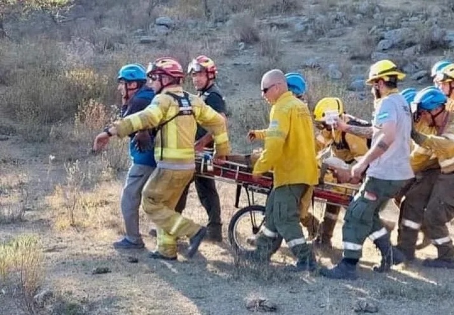 Un rescatista luchaba contra el fuego en Córdoba, lo mordió una yarará venenosa y un antídoto le salvó la vida