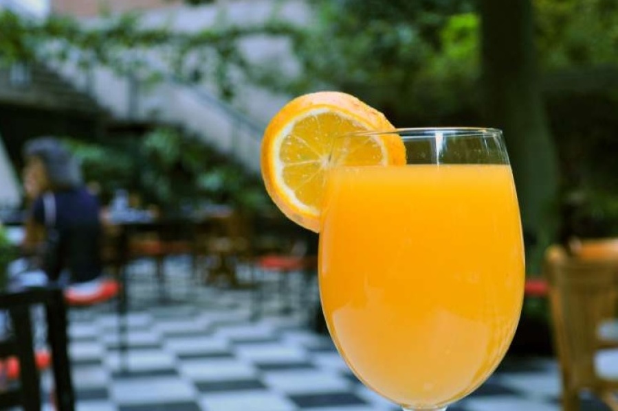 Se sintió estafada por un jugo de naranja, se viralizó y desde el reconocido restaurante salieron a aclarar la situación