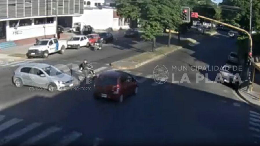 Grave accidente en La Plata: Un motociclista resultó herido tras un choque en 7 y 74
