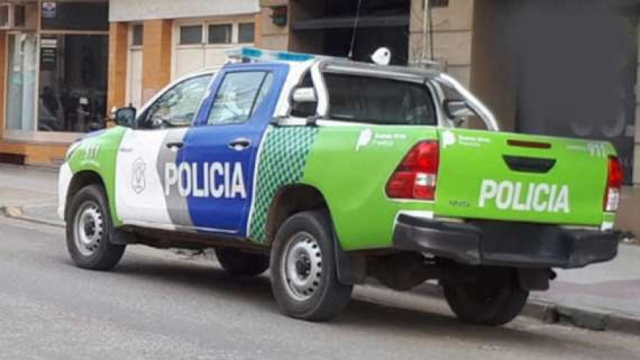 Mientras la empleada limpiaba el frente de la casa en La Plata, ladrones la increparon e ingresaron a robar