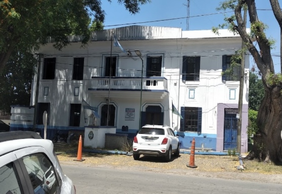 Ladrones se robaron las ruedas de un auto a la vista de todos en La Plata