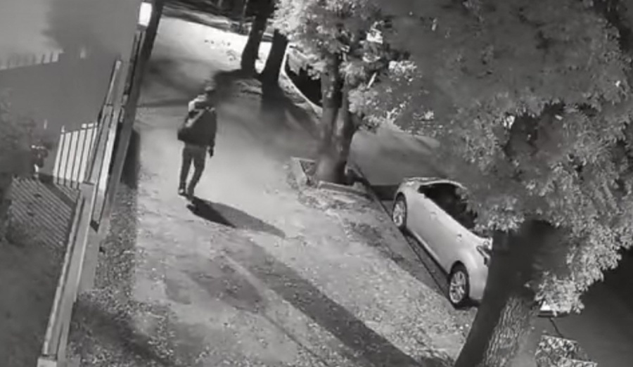 Buscan a un delincuente robó un auto estacionado en La Loma y huyó