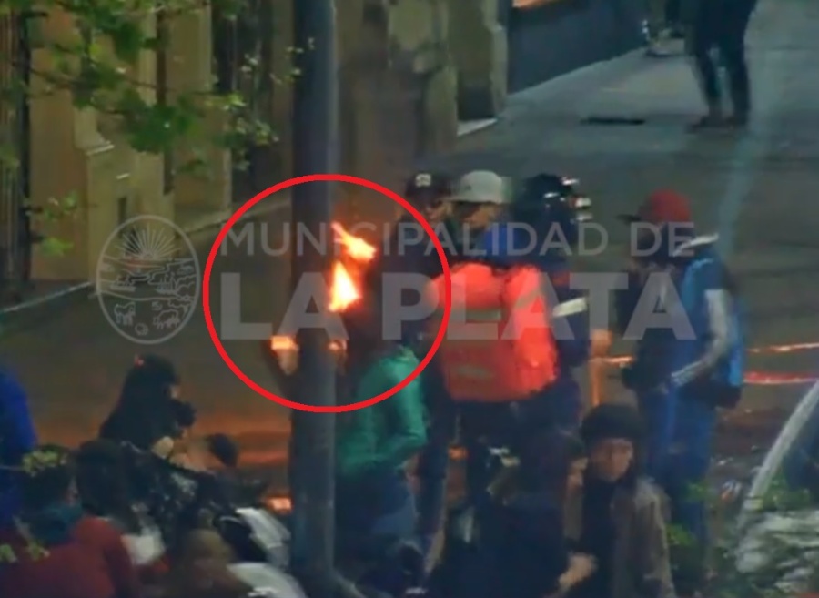 Así se prendía fuego una moto en Diagonal 74 y 48: tuvieron que intervenir los bomberos