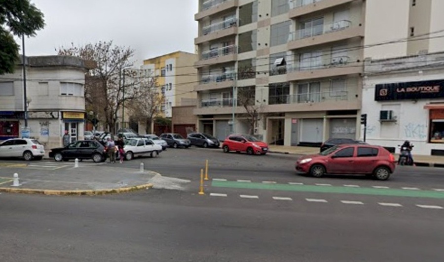 Motochorros en el barrio Mondongo amenazaron a una joven con un arma de fuego