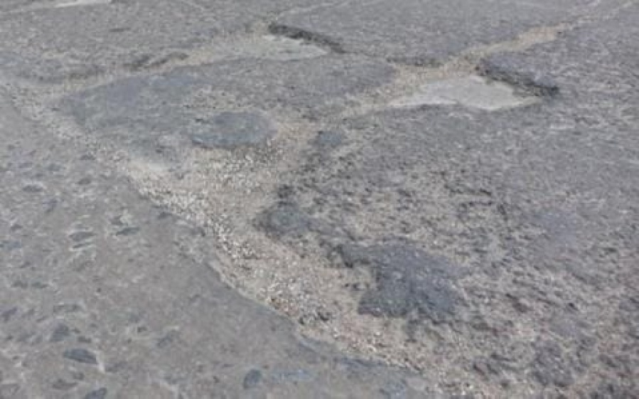 Vecinos piden que reparen el asfalto de la calle 24 y 55