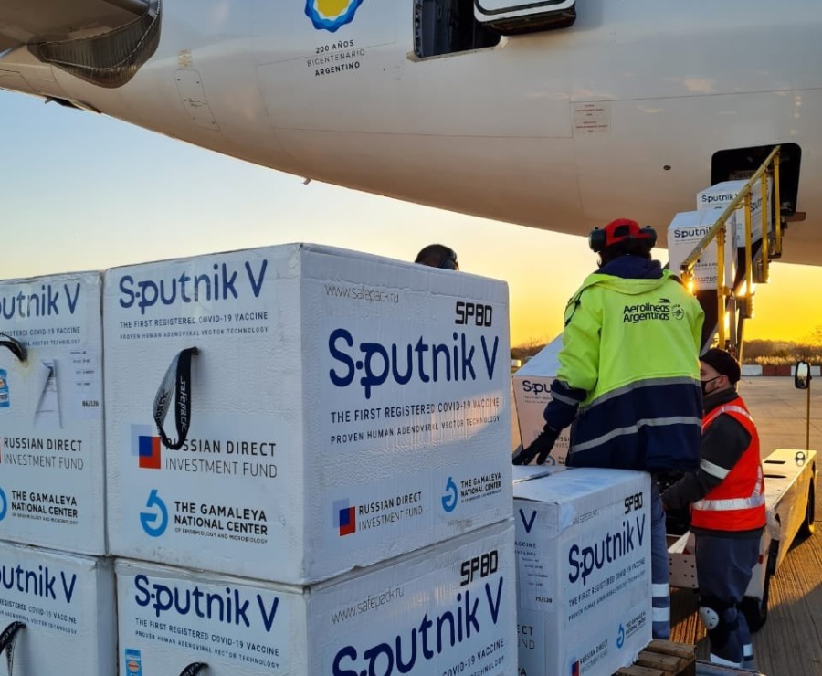 Partió un nuevo vuelo a Moscú para traer vacunas Sputnik V y regresará el martes a la tarde