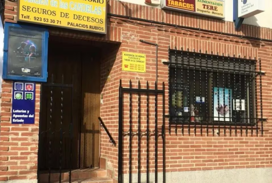 El insólito comercio viral donde venden ataúdes, tabaco, alimentos y billetes de lotería: ”Superá eso”
