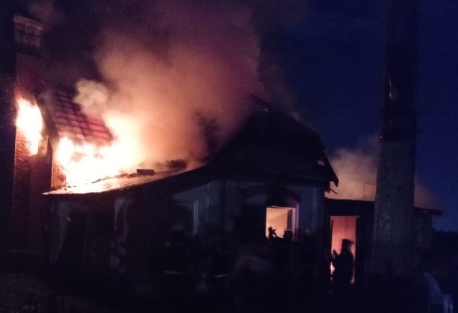 Fuego y pánico en la casa de un trabajador del Parque Pereyra que perdió todo