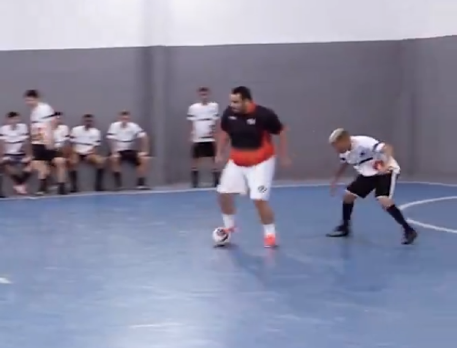 Un potente delantero es furor en las redes sociales y nadie puede marcarlo: ”Jamás controló mal una pelota”