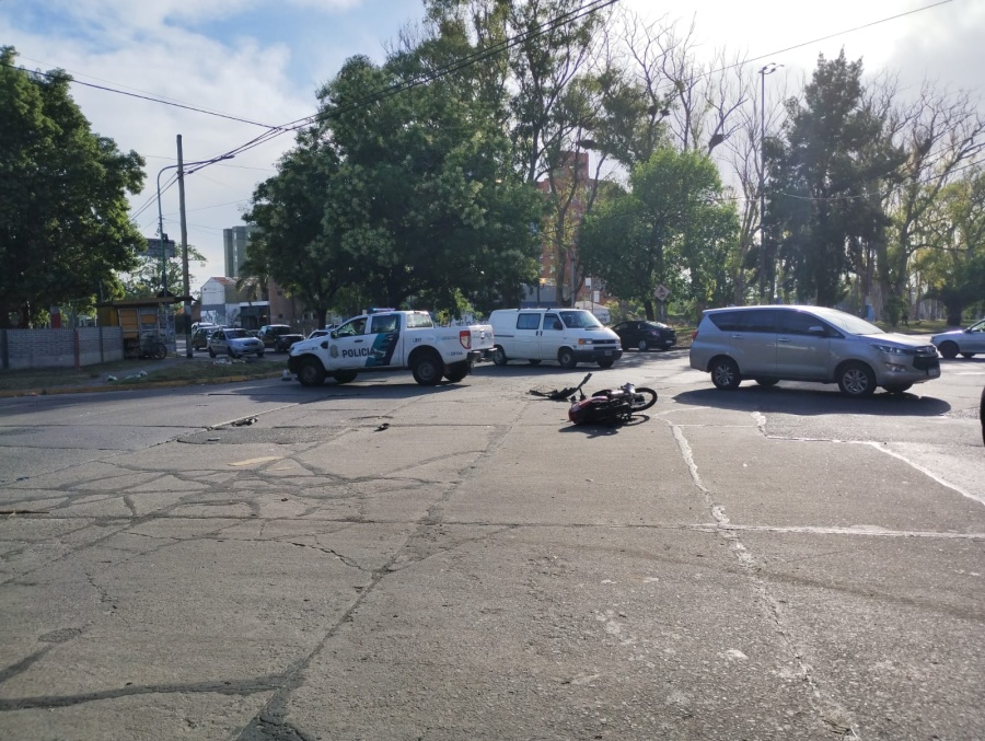 Una moto fue embestida por un auto en diagonal 79 y 66: ”Por suerte no tiene fracturas, ni nada grave”