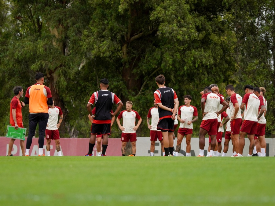 Estudiantes con el equipo de gala para ir al Monumental y con tres sorpresas