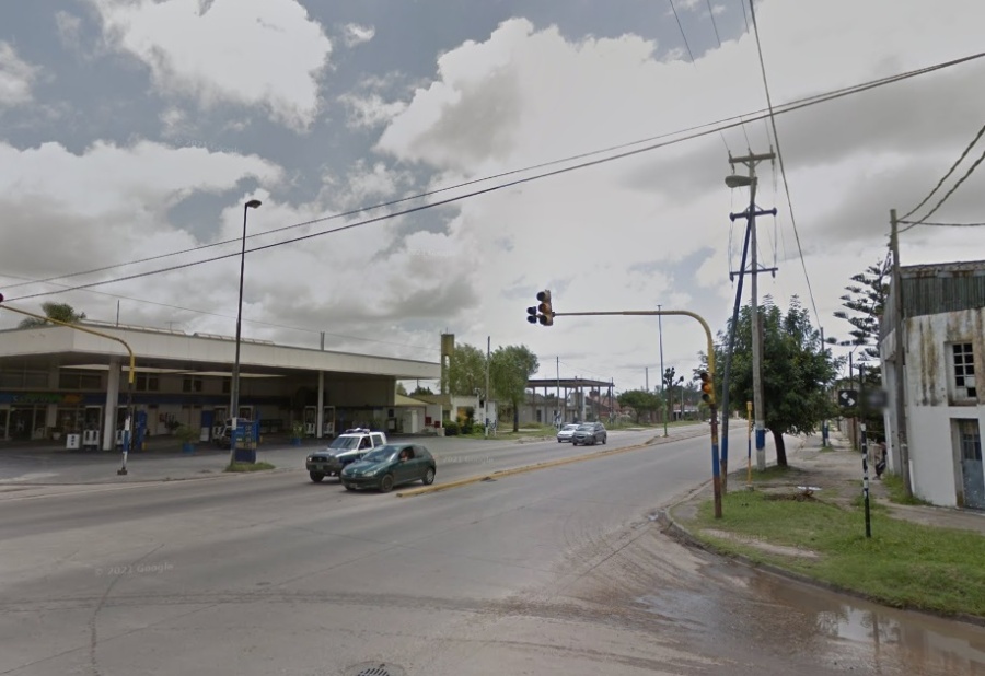 Cuatro delincuentes abordaron y amenazaron a un hombre en 44 y 161 para robarle la moto