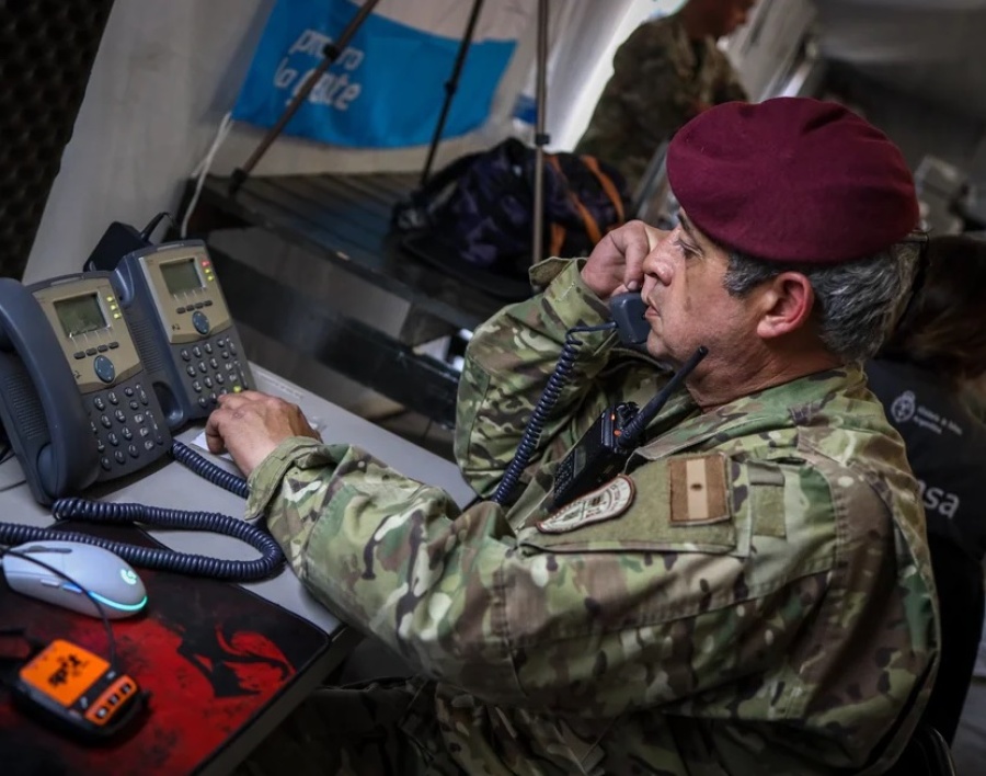El fenomenal esfuerzo de los brigadistas para contener el fuego en el Delta: cargan mochilas de 25 kilos durante todo el día