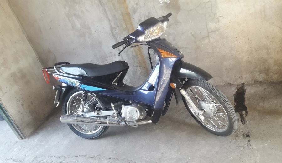 Le robaron la moto frente a su casa en Los Hornos sin que se diera cuenta y pide ayuda para recuperarla