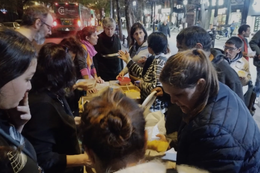 Por la crisis económica, la olla popular de 7 y 51 crece desde hace tres meses y recibe a los caídos de la clase media