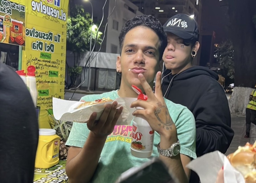 Le dijo que iba a comer panchos con amigos y un insólito ”error” en la foto destapó una posible infidelidad