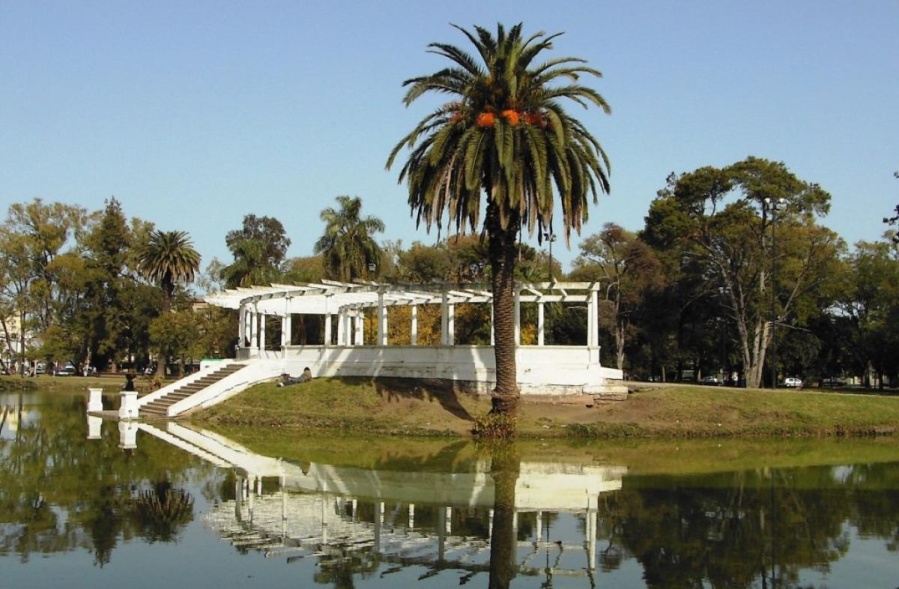 Denuncian una pérdida de agua ”gigante” en el Parque Saavedra de La Plata