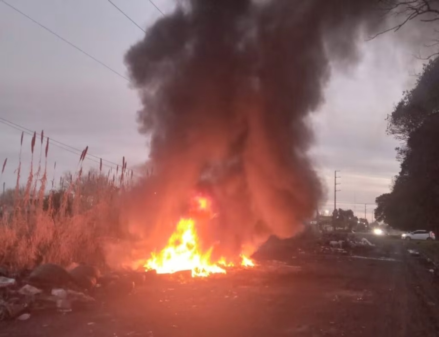 Fuego y preocupación: quemaron cubiertas en San Carlos y el aire se tornó irrespirable