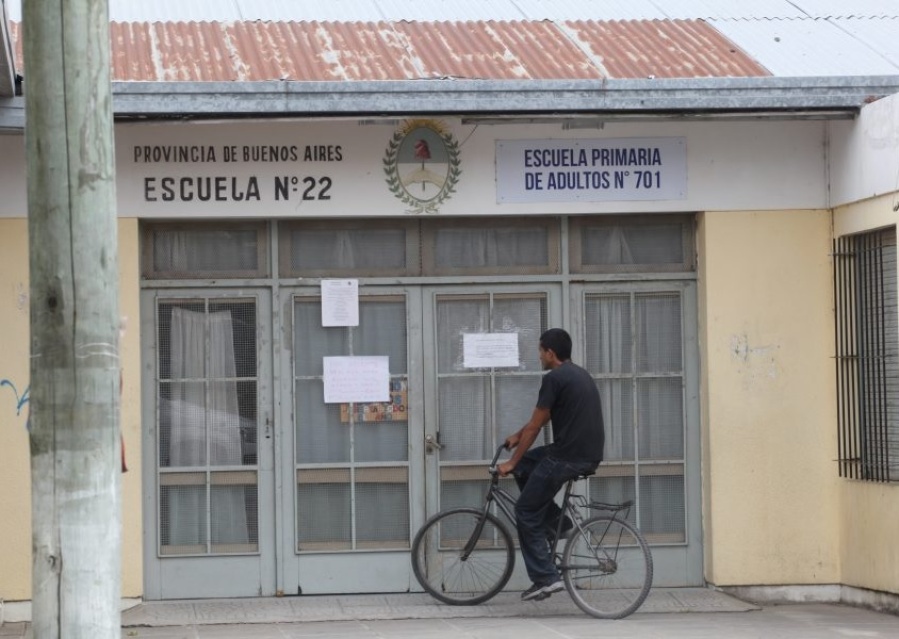 Cinco pollos y dos hormas de queso, el particular hallazgo en un allanamiento por el robo a la Primaria 22 de Berisso