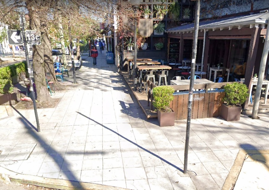 Un joven trató de robar una mesa de un reconocido local de hamburguesas en City Bell y lo atraparon a 10 cuadras