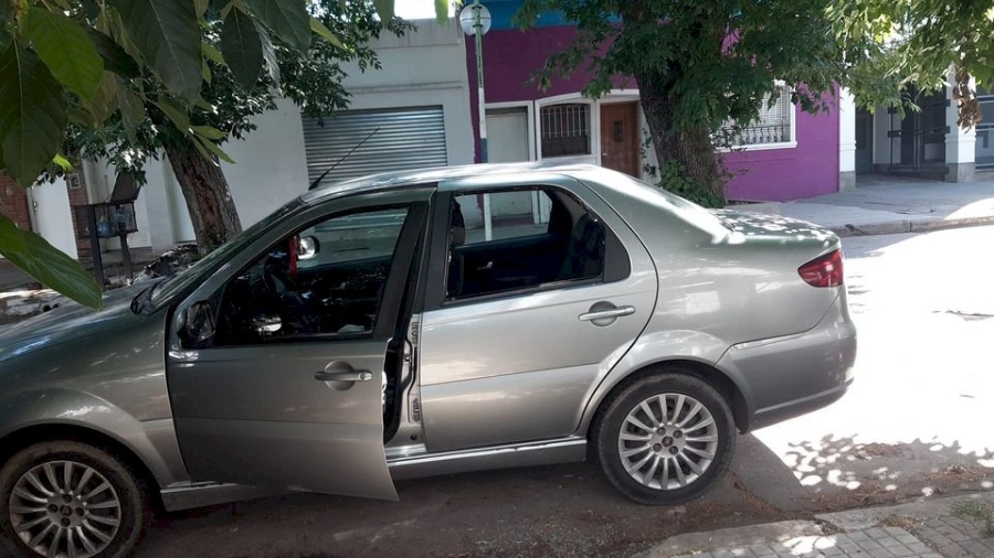 Delincuentes vandalizaron un auto en El Mondongo y los vecinos piden ”más seguridad”