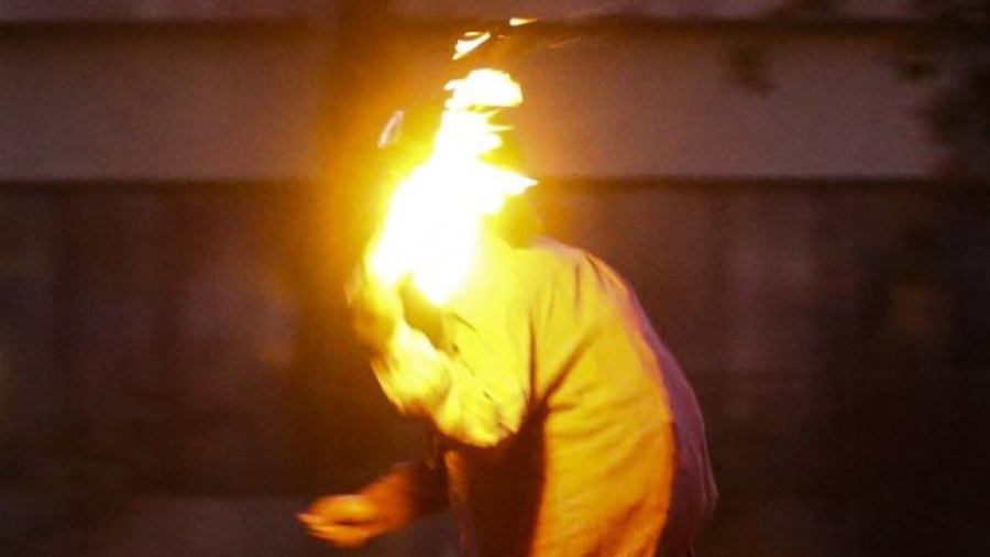 Un hombre se peleó con su esposa y le tiró una bomba molotov a ella y sus hijos