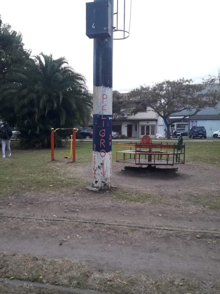 ”Hagan algo por favor”: Un poste de luz podría caerse en una plaza de La Plata