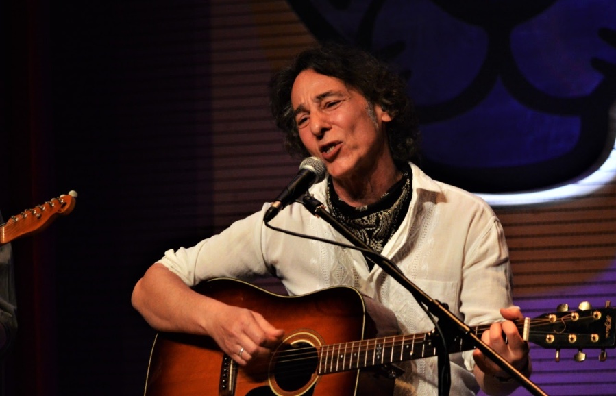 Javier Calamaro nos presenta ”El kiosko de la felicidad”