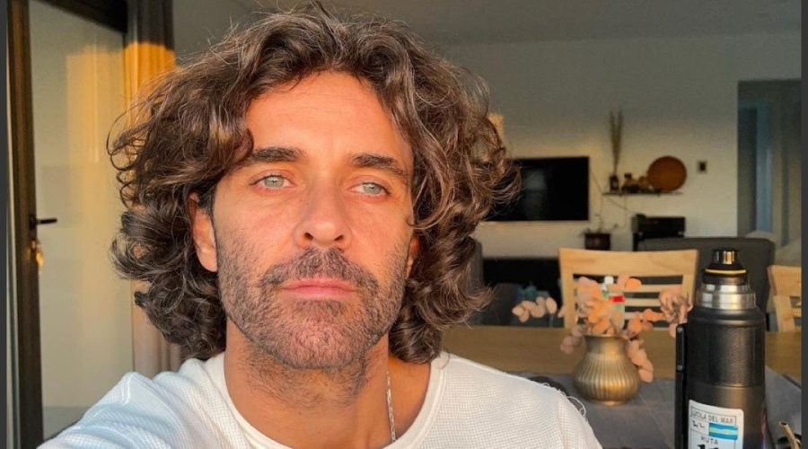 Recién salido de la ducha, Mariano Martínez posó casi desnudo