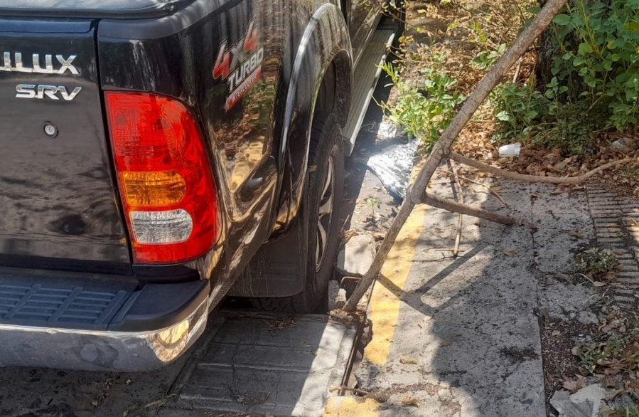 La “tapa” casera de los vecinos para visibilizar un pozo de 11 y 38