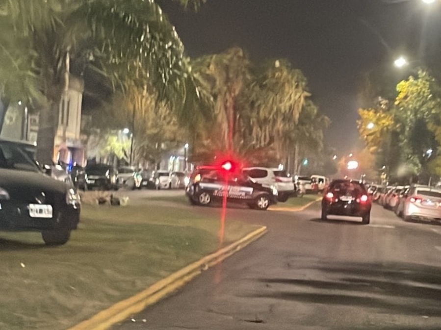 En Los Hornos volvieron a reclamar por los autos que rompen la rambla de 137