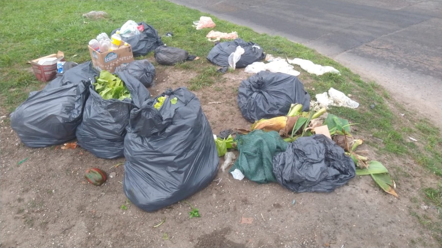 Crece el malestar por la acumulación de basura en una zona de Los Hornos