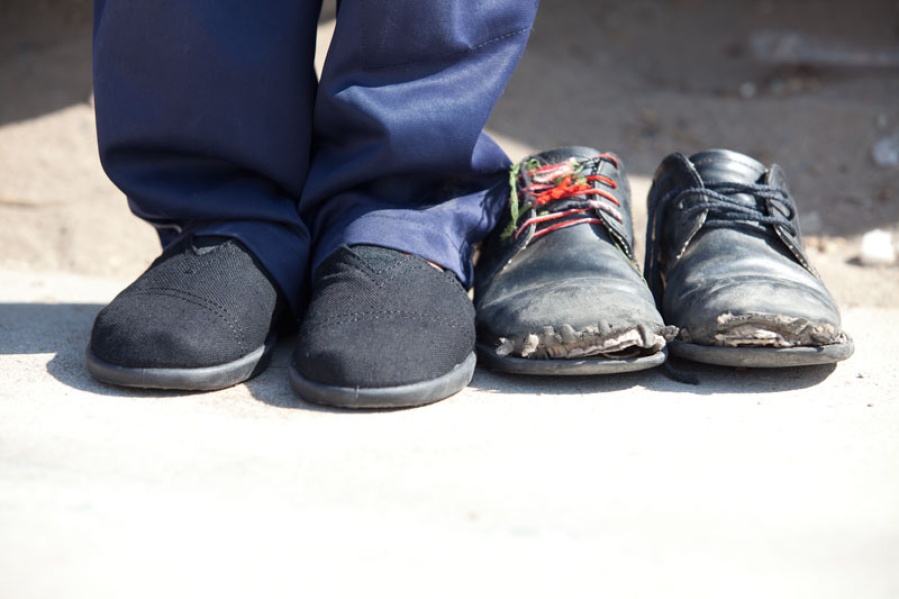 Maestra con corazón de oro busca donarle un par de zapatillas a una alumna: ”Camina 15 cuadras y espera horas el micro”