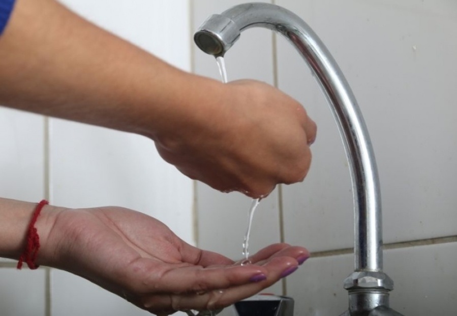 En un sector de Altos de San Lorenzo reclamaron por la baja presión de agua