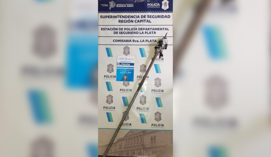 Lo fueron a detener por una denuncia y atacó a la policía con un arma casera en La Plata