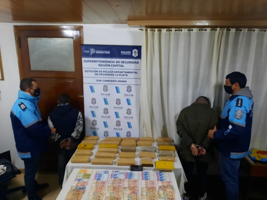 Dos narcos detenidos por encontrarlos con 30 kilos de marihuana en un baúl cerca del Cementerio