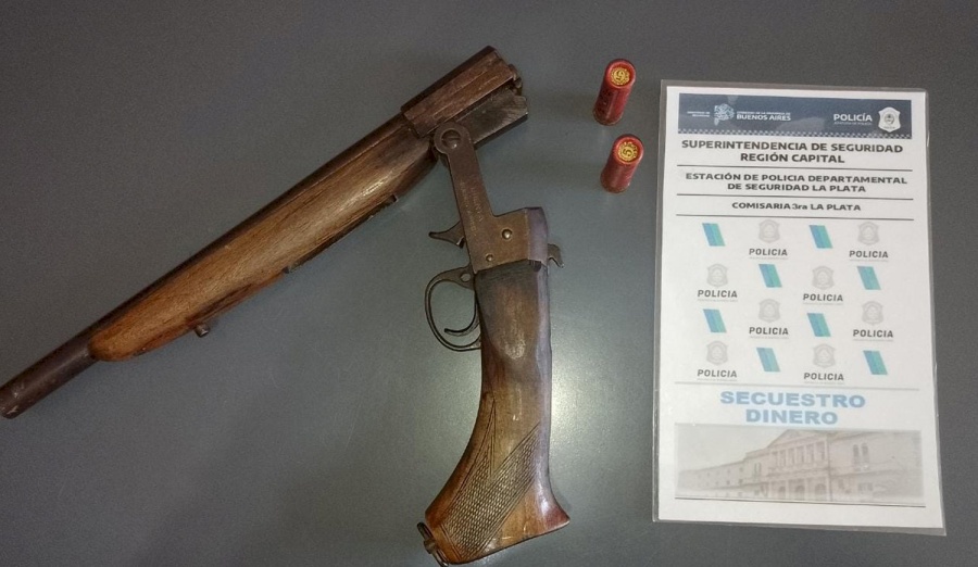Misterio en Los Hornos: encontraron a un joven intentando deshacerse de una escopeta
