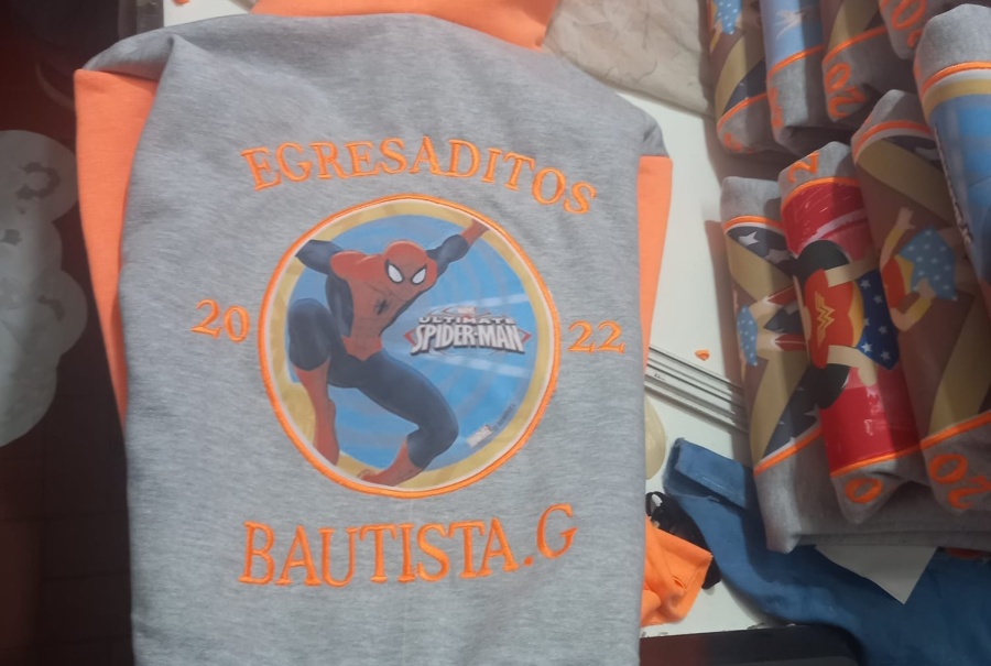 Fue a entregar buzos de egresados y denuncia que las ”mamis” le robaron todo en Los Hornos: ”Salieron corriendo sin pagar”