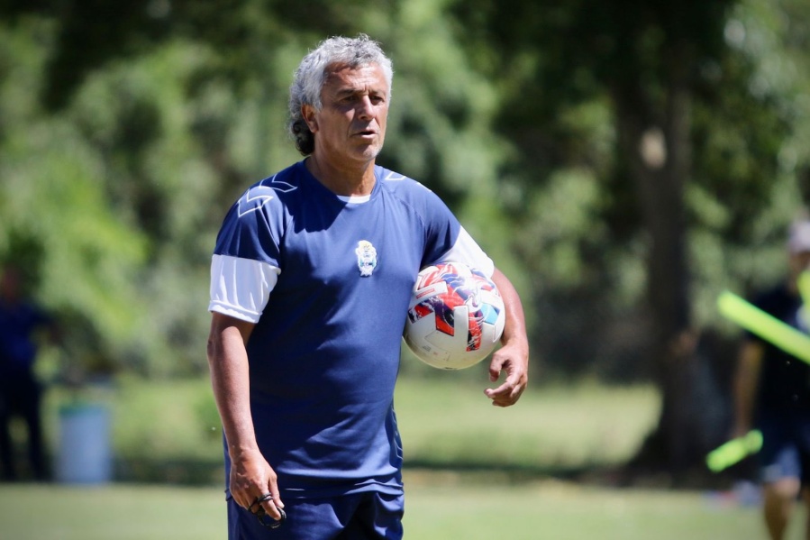 Gimnasia se entrena en Abasto y Gorosito mete mano en el equipo